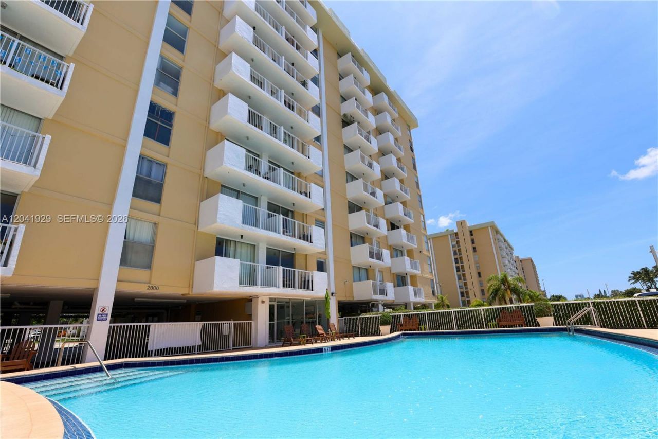 2000 NE 135th St , Unit 906, North Miami, FL 33181 Photo