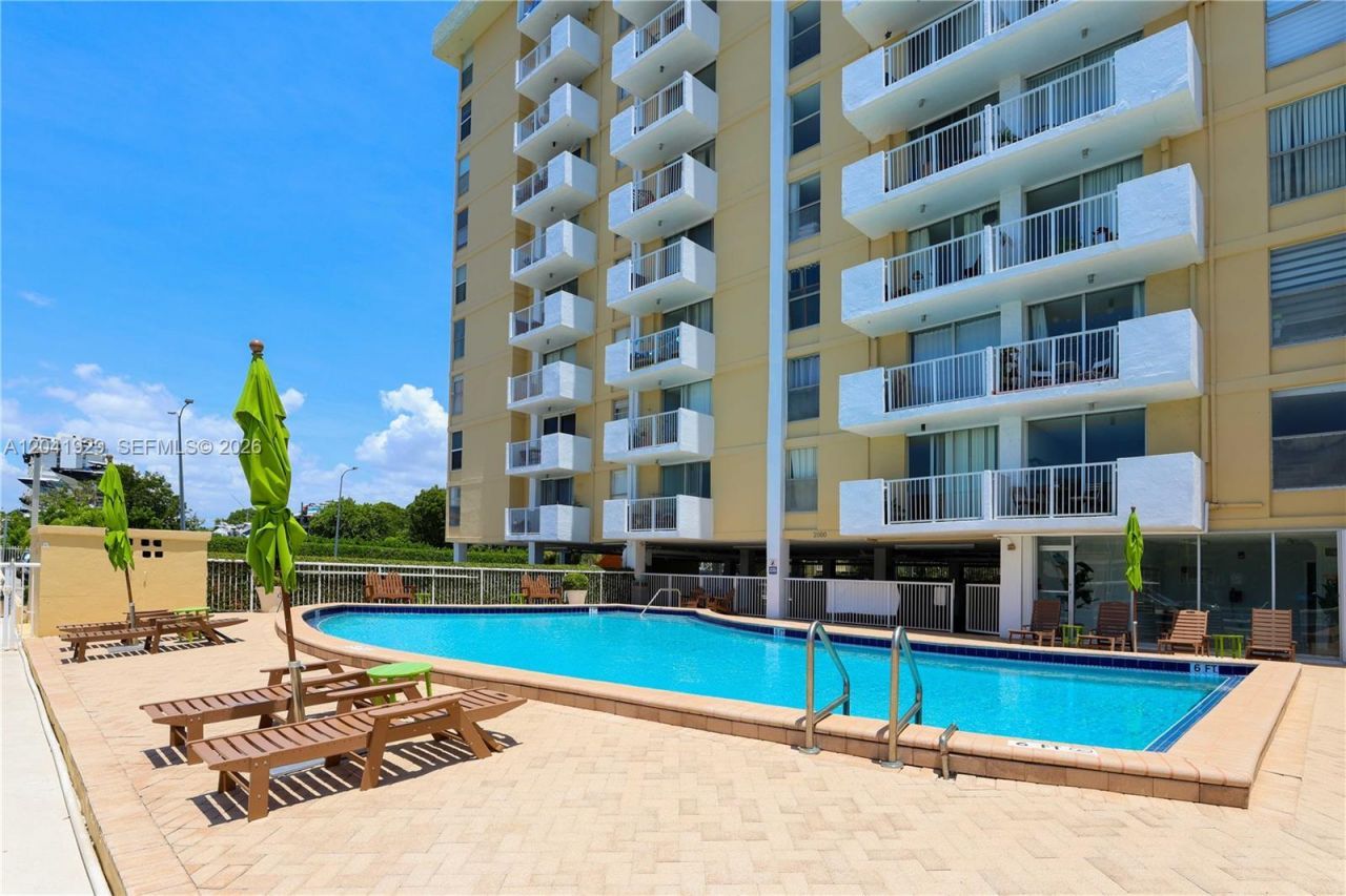 2000 NE 135th St , Unit 906, North Miami, FL 33181 Photo