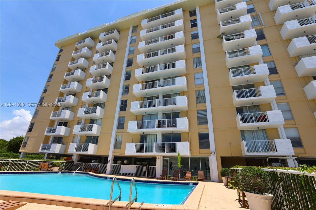 2000 NE 135th St , Unit 906, North Miami, FL 33181 Photo