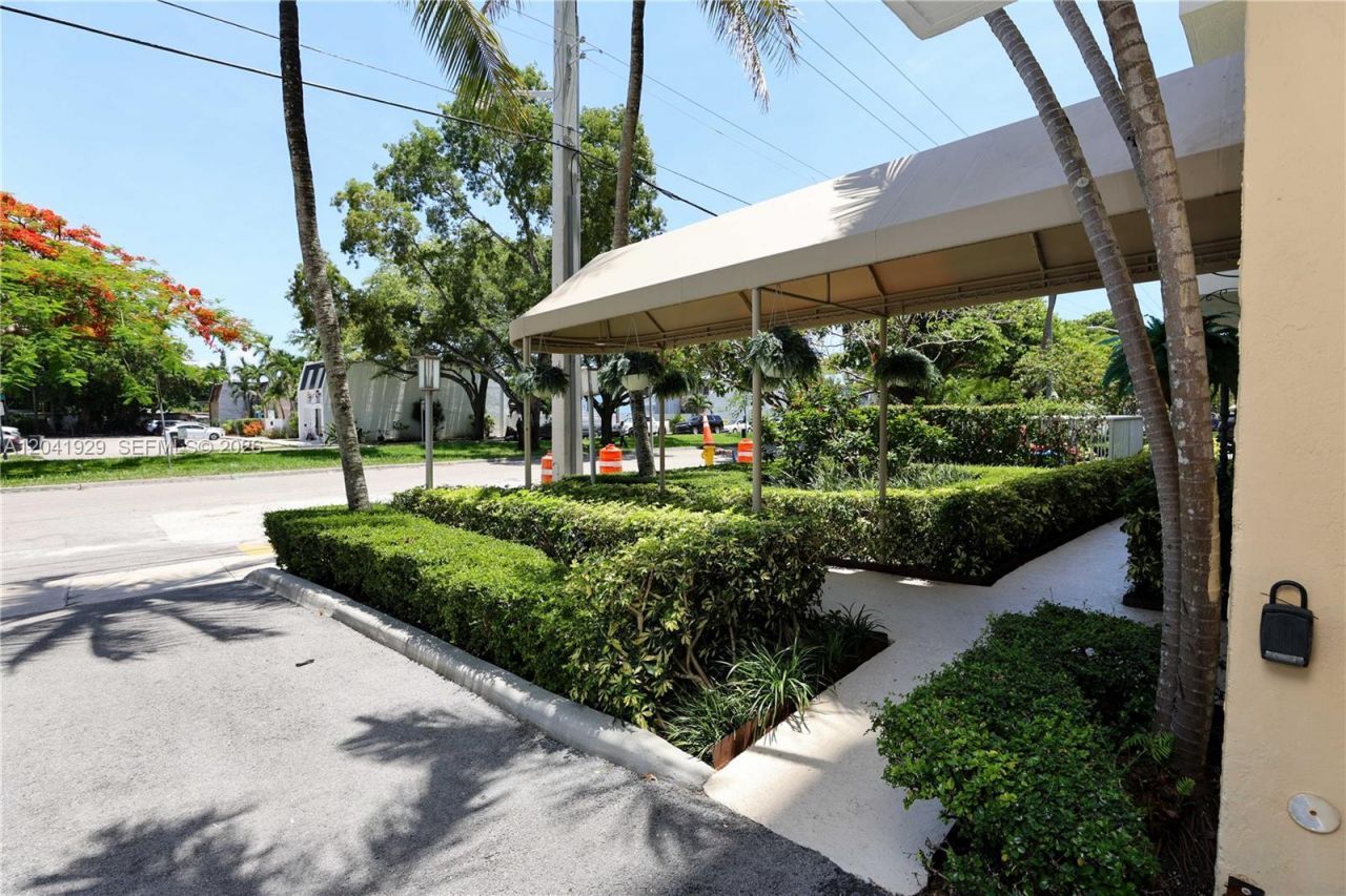 2000 NE 135th St , Unit 906, North Miami, FL 33181 Photo