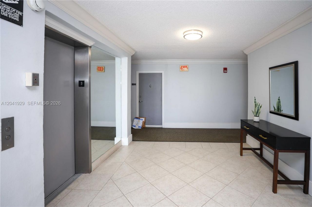 2000 NE 135th St , Unit 906, North Miami, FL 33181 Photo