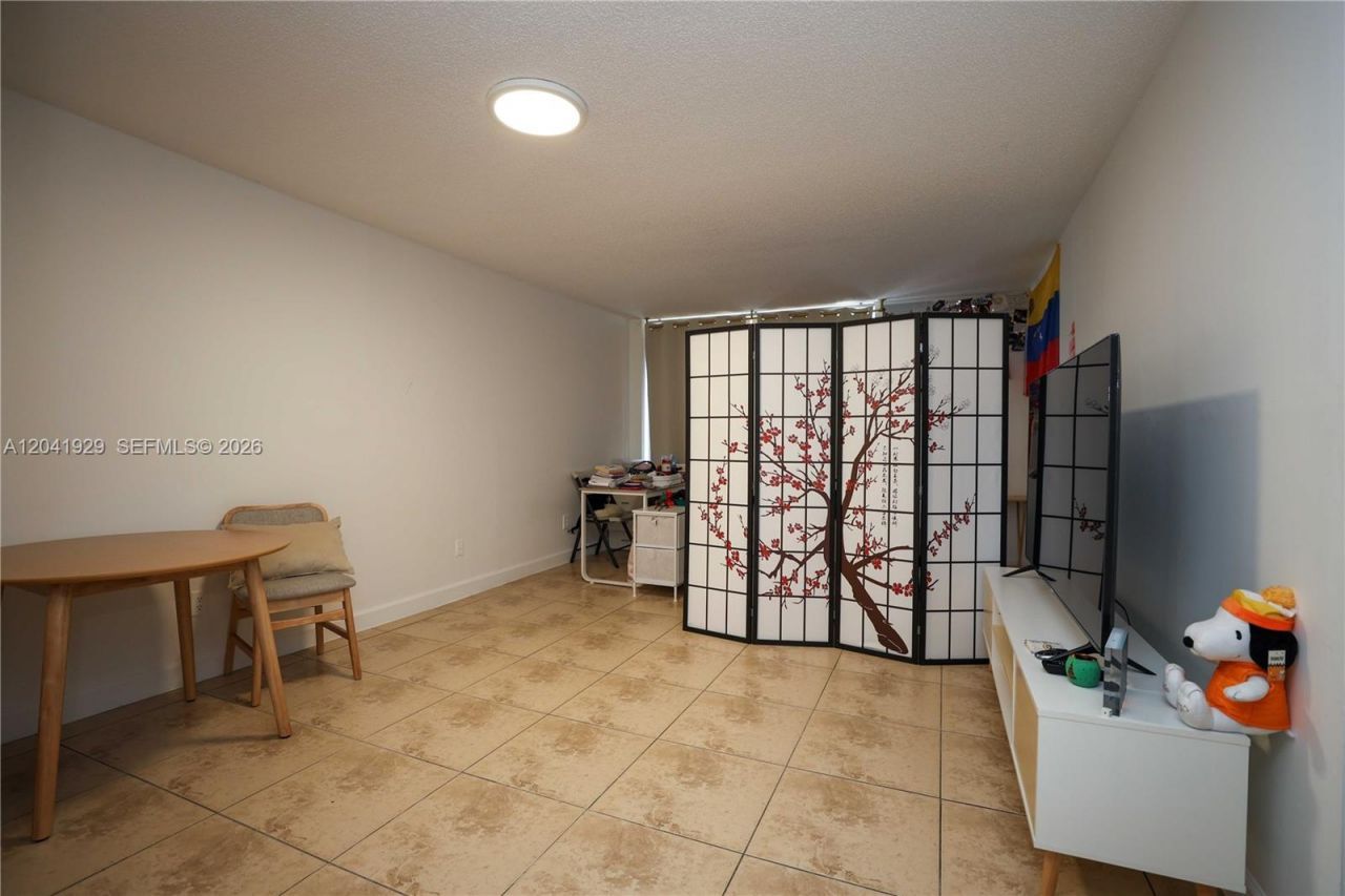 2000 NE 135th St , Unit 906, North Miami, FL 33181 Photo