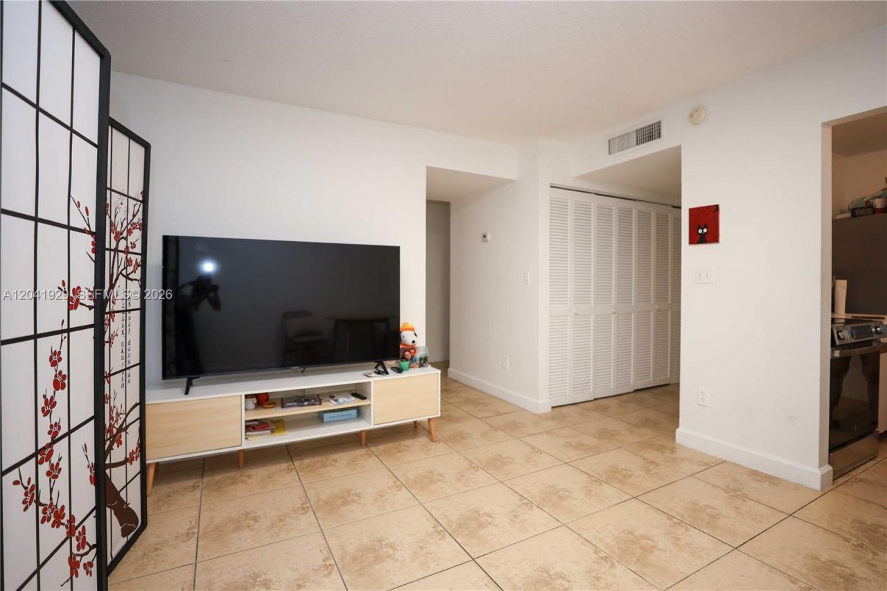 2000 NE 135th St , Unit 906, North Miami, FL 33181 Photo