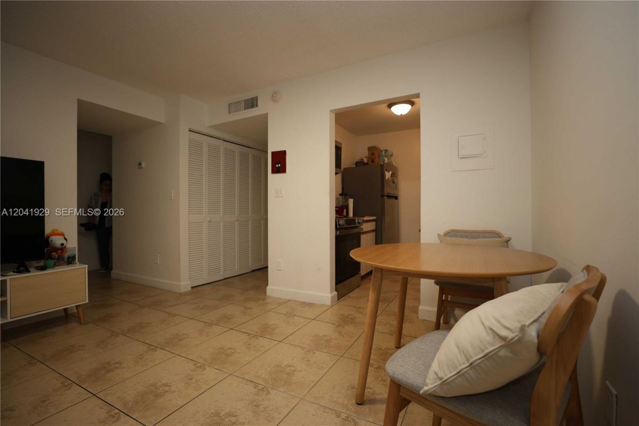 2000 NE 135th St , Unit 906, North Miami, FL 33181 Photo