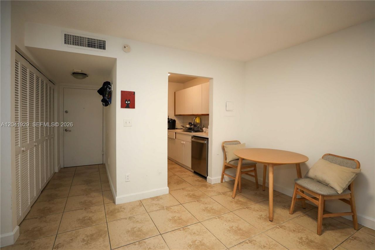 2000 NE 135th St , Unit 906, North Miami, FL 33181 Photo
