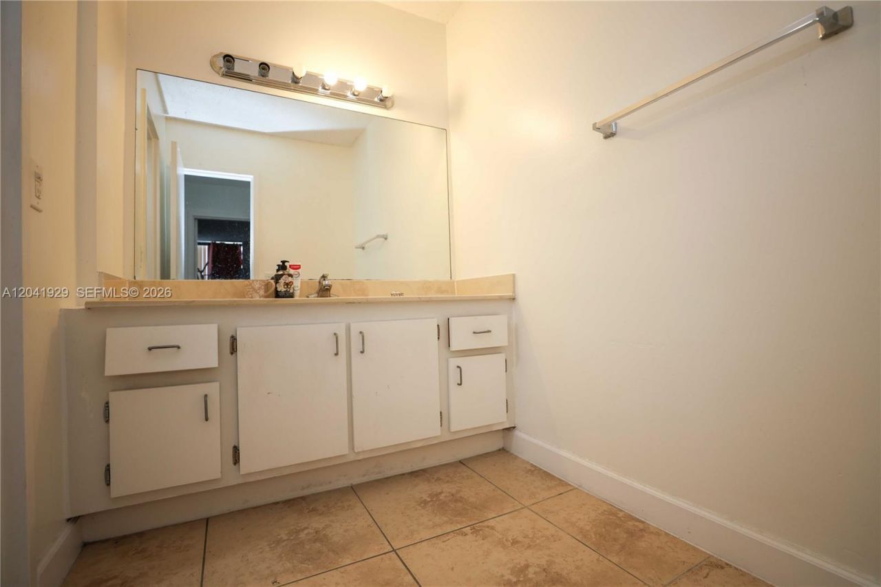 2000 NE 135th St , Unit 906, North Miami, FL 33181 Photo