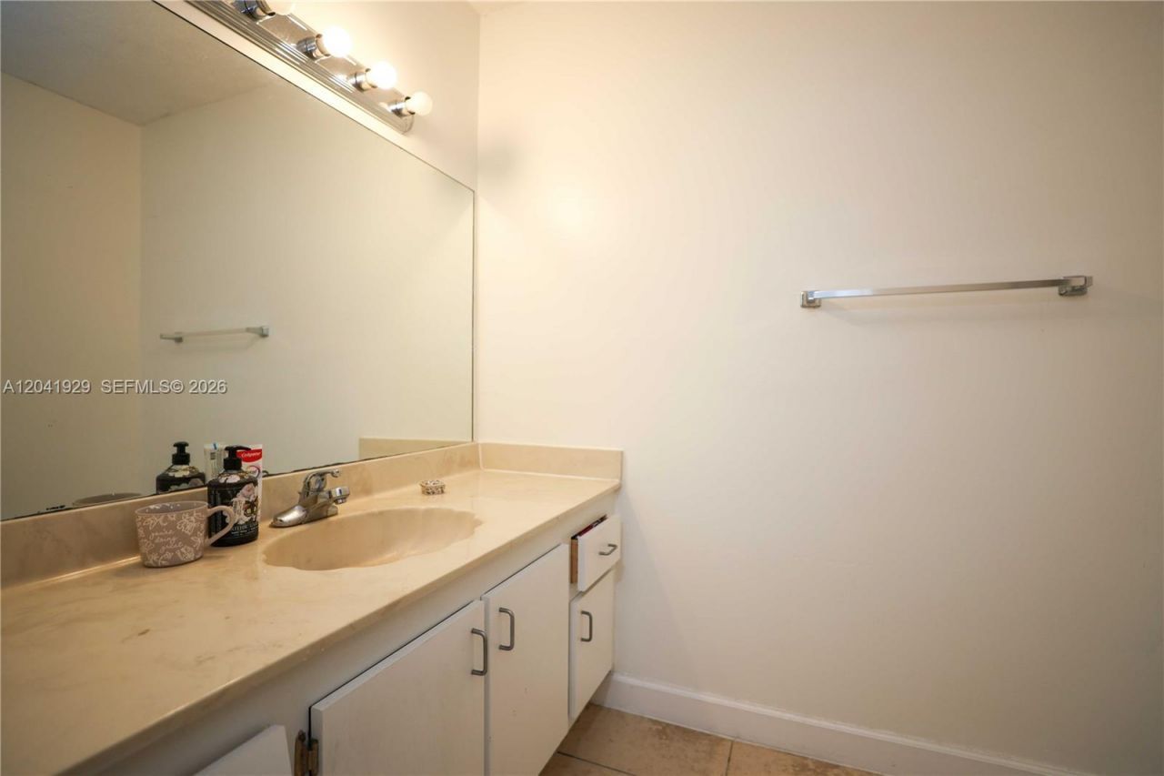 2000 NE 135th St , Unit 906, North Miami, FL 33181 Photo