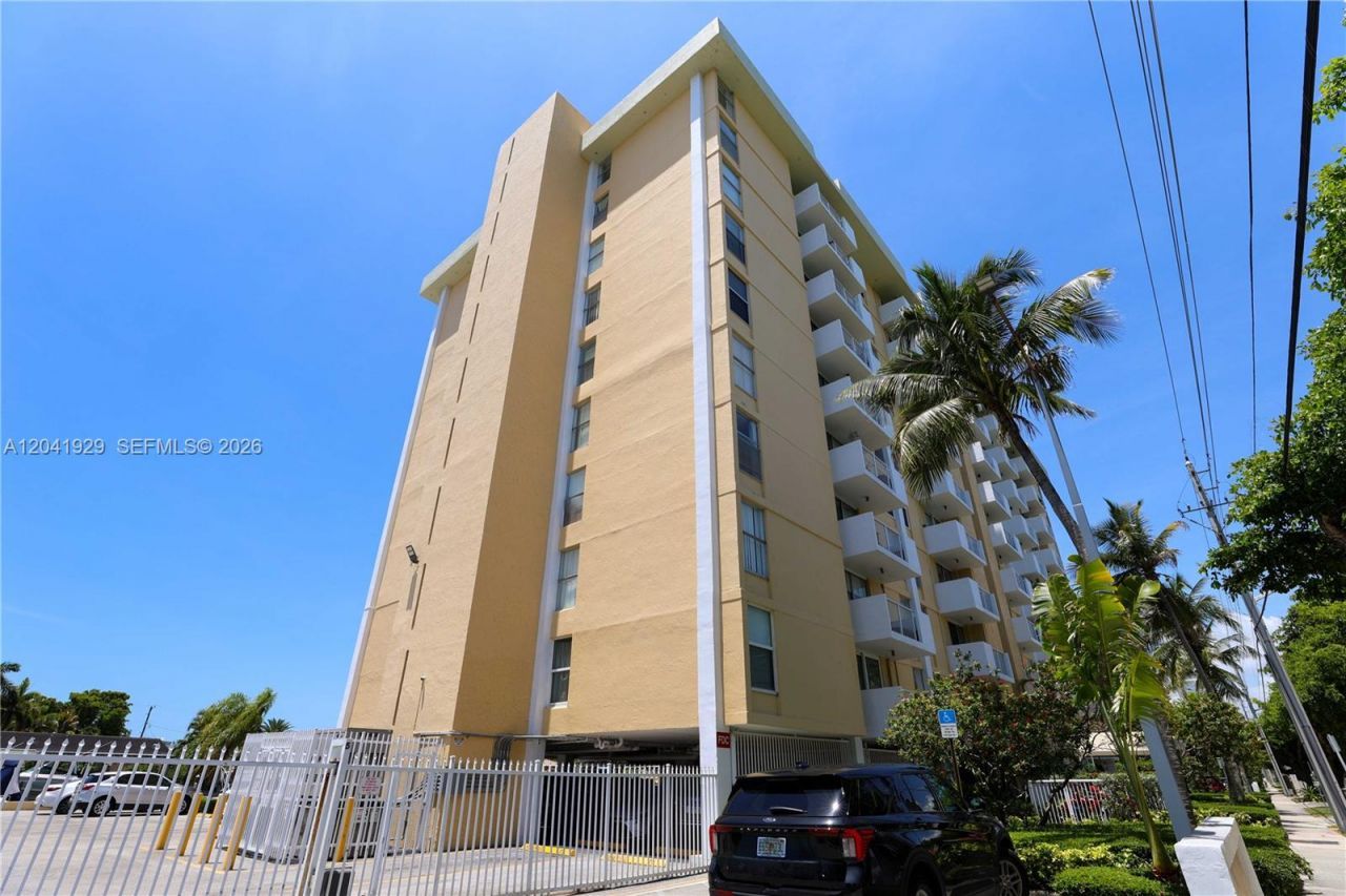 2000 NE 135th St , Unit 906, North Miami, FL 33181 Photo
