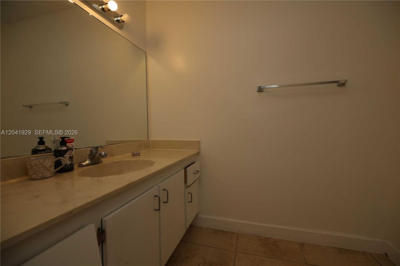 2000 NE 135th St , Unit 906, North Miami, FL 33181 Photo
