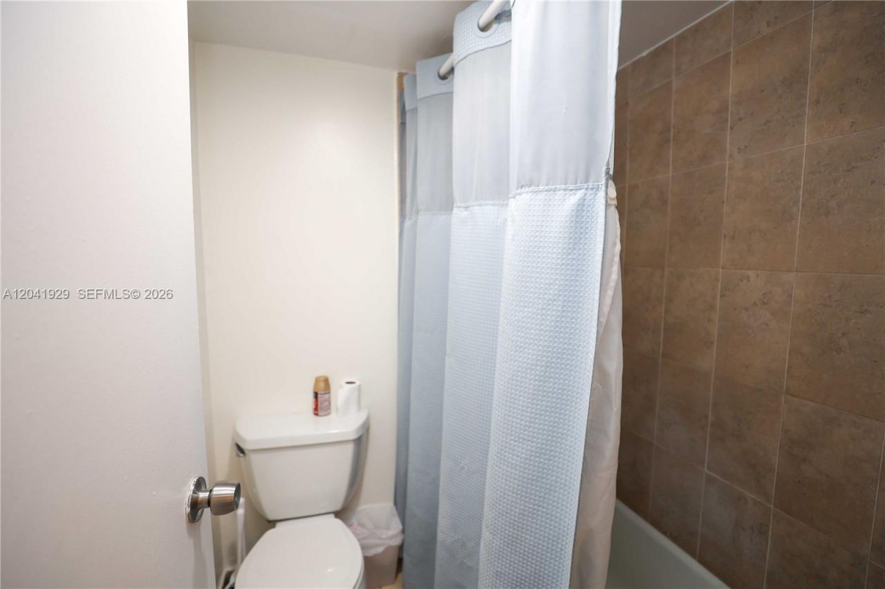 2000 NE 135th St , Unit 906, North Miami, FL 33181 Photo