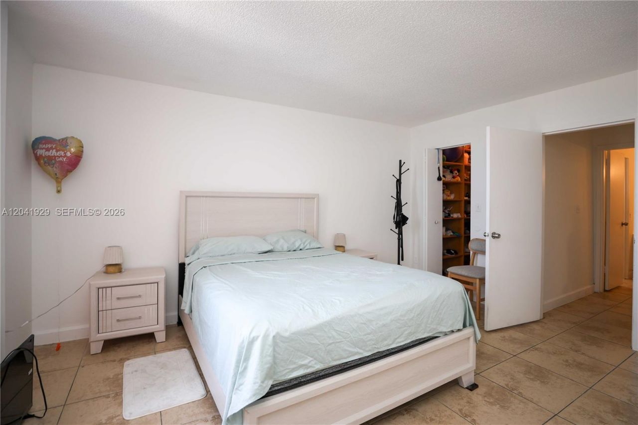 2000 NE 135th St , Unit 906, North Miami, FL 33181 Photo