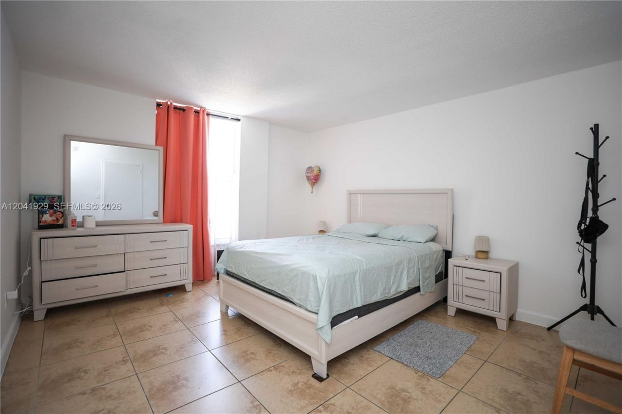 2000 NE 135th St , Unit 906, North Miami, FL 33181 Photo