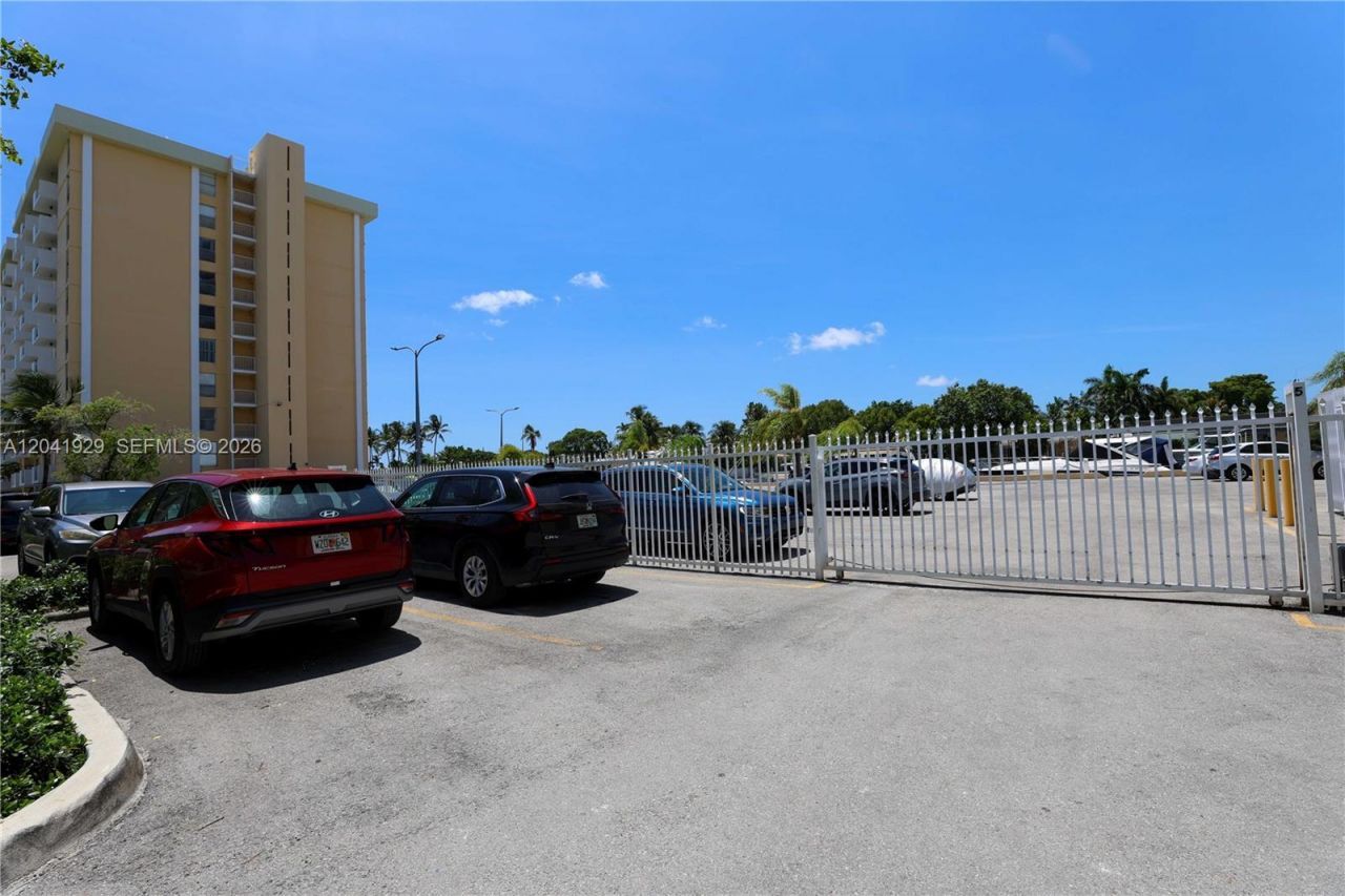 2000 NE 135th St , Unit 906, North Miami, FL 33181 Photo
