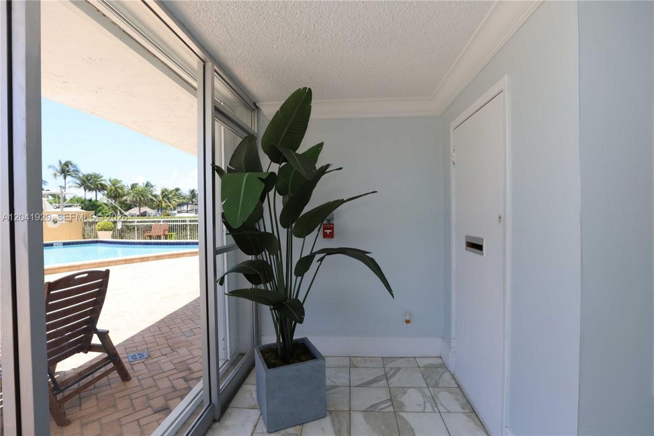 2000 NE 135th St , Unit 906, North Miami, FL 33181 Photo