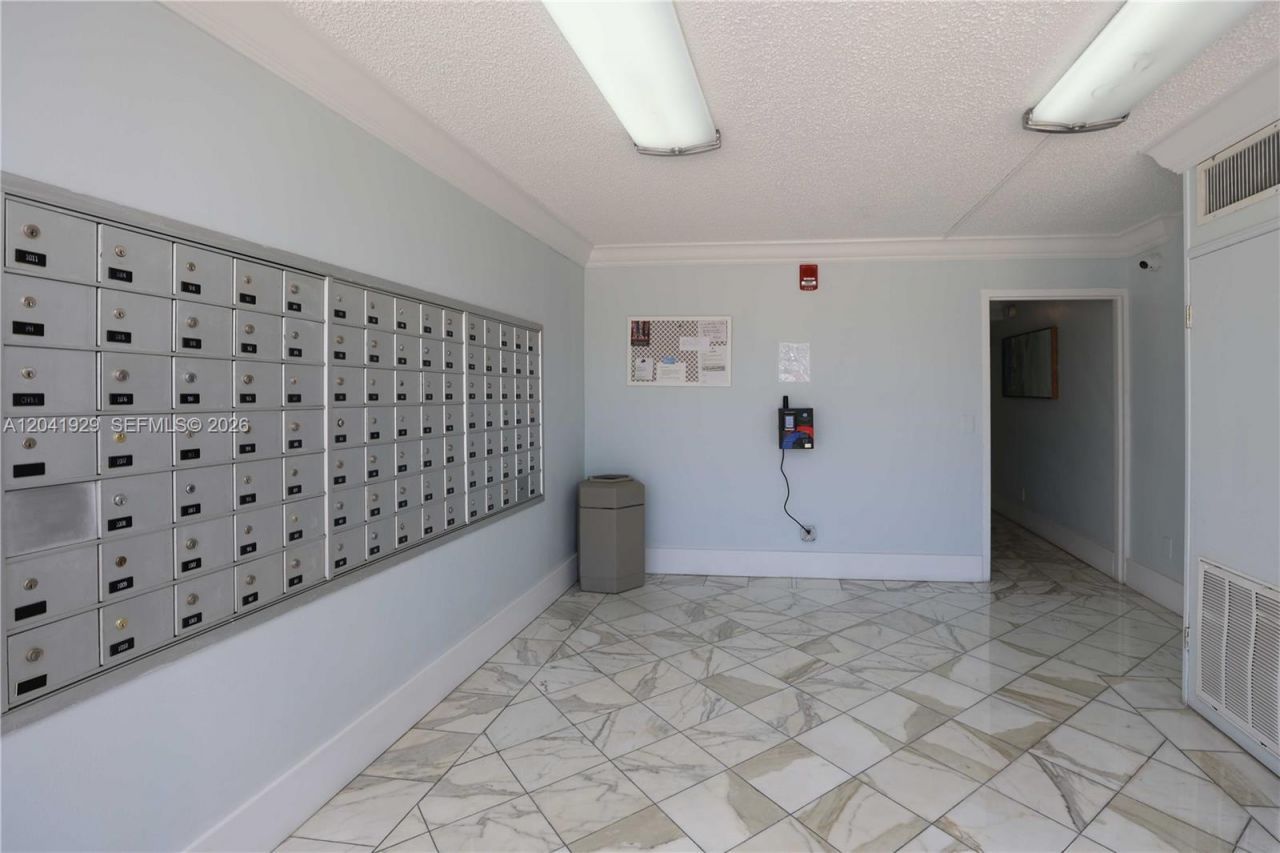 2000 NE 135th St , Unit 906, North Miami, FL 33181 Photo