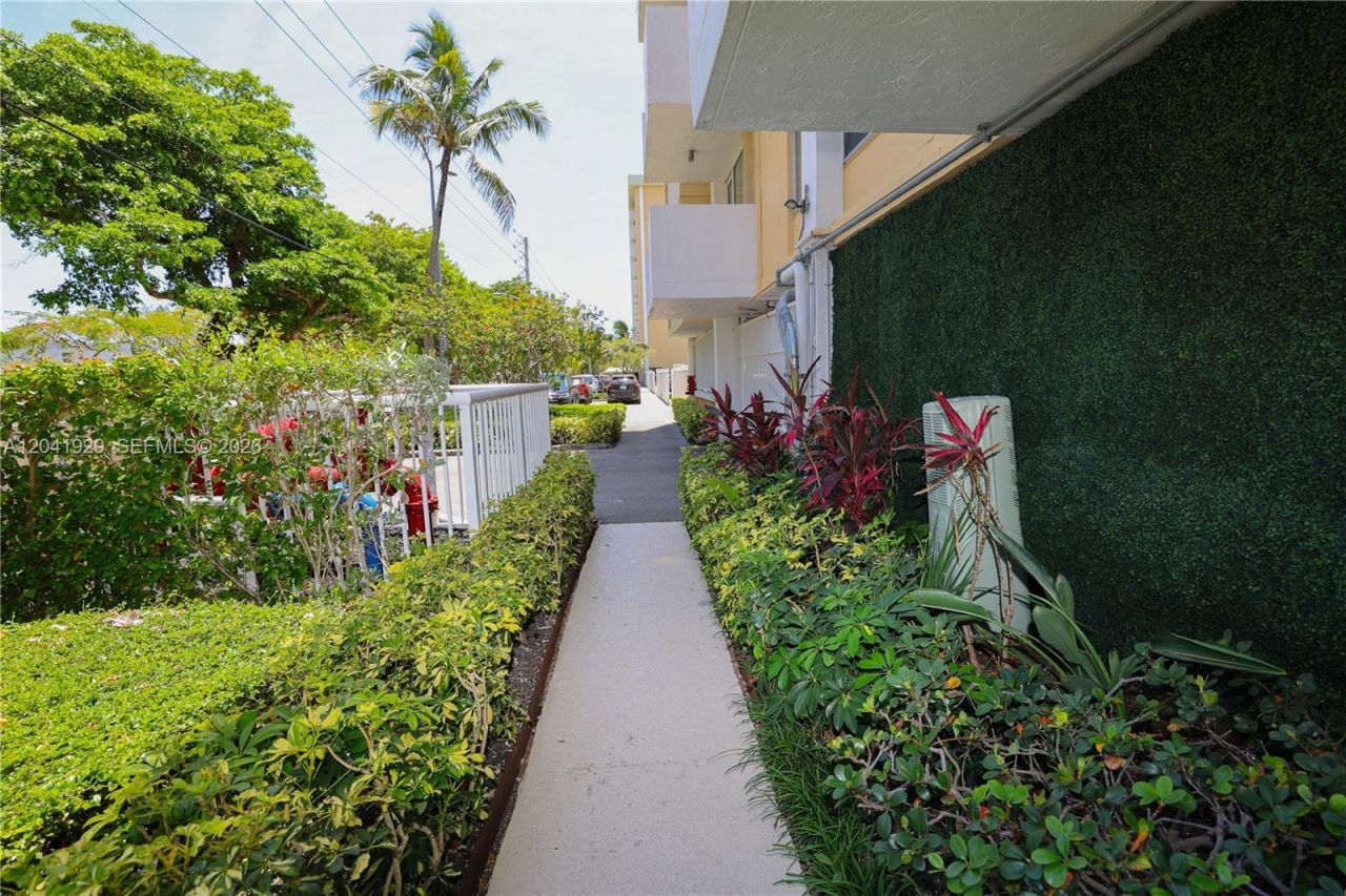 2000 NE 135th St , Unit 906, North Miami, FL 33181 Photo