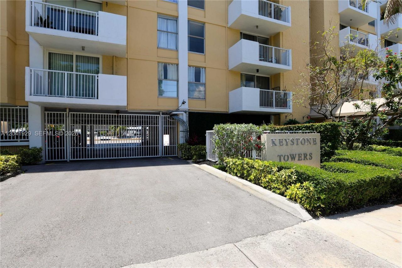 2000 NE 135th St , Unit 906, North Miami, FL 33181 Photo