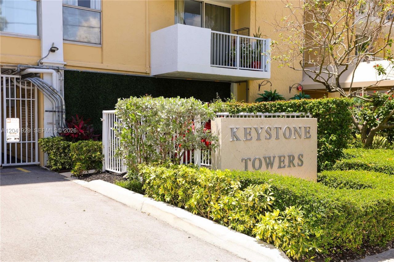 2000 NE 135th St , Unit 906, North Miami, FL 33181 Photo