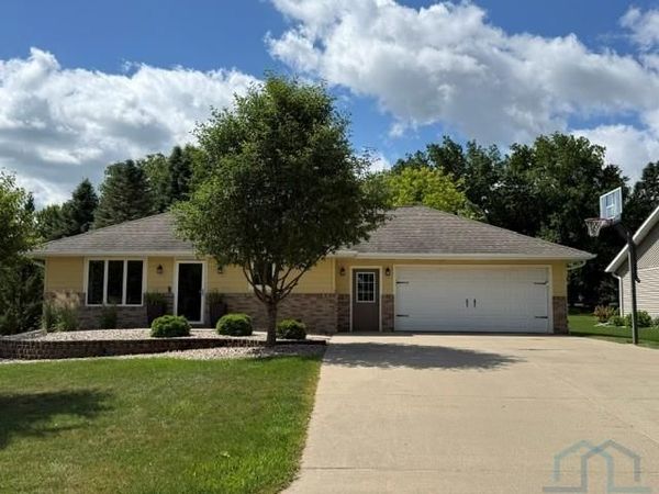 191 NE 9th Street Circle, Sioux Center, IA 51250