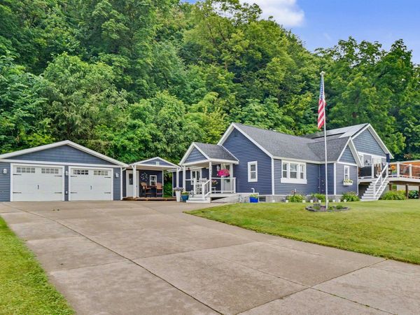 102 N Bluff Street, Guttenberg, IA 52052