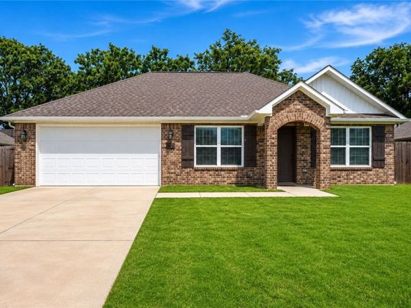 804 Brook Street , Gentry, AR 72734