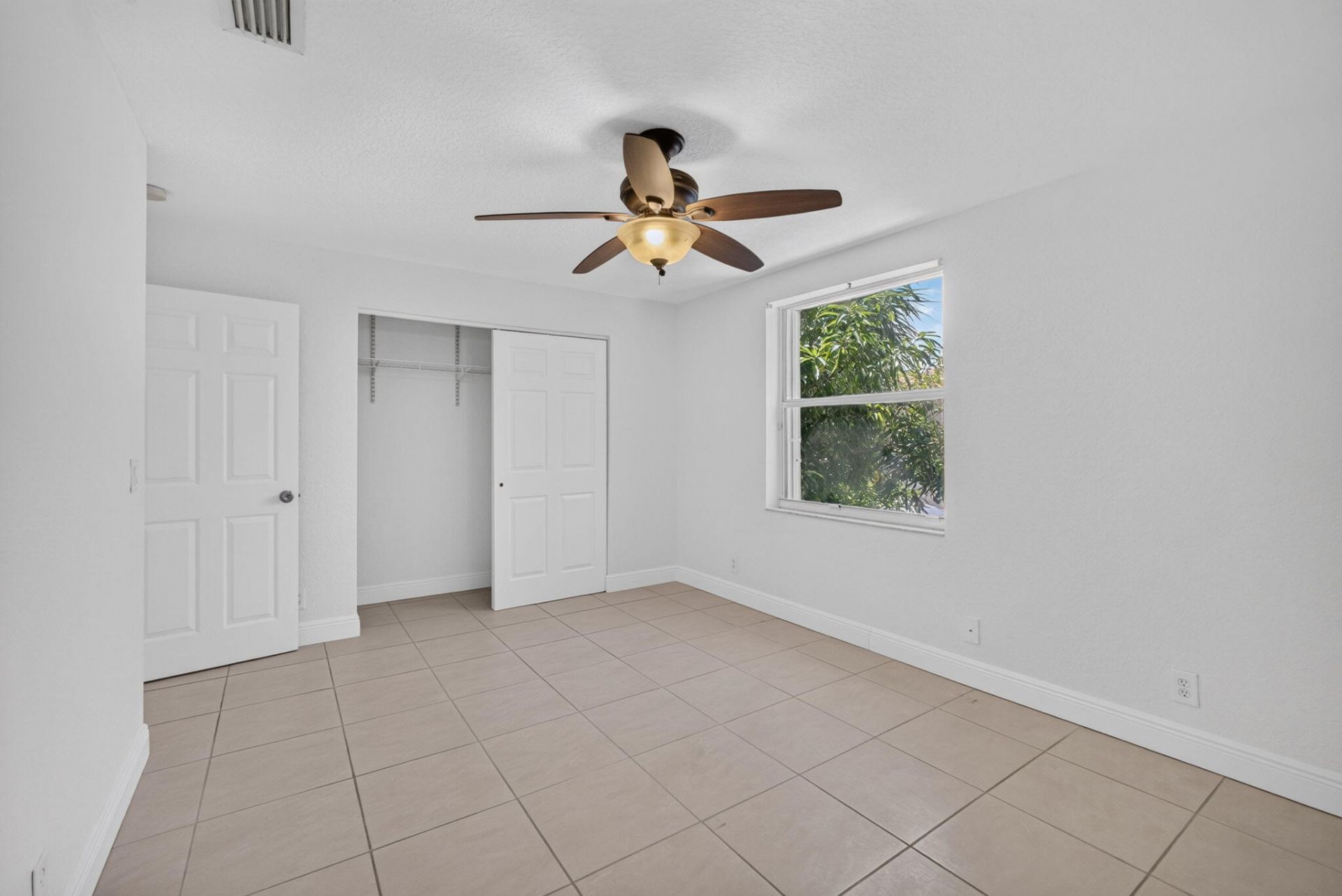 946 Summit Lake Drive, West Palm Beach, FL 33406 Photo