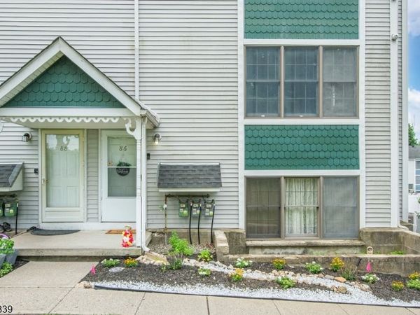 86 Burlington Ct, Hamburg, NJ 07419