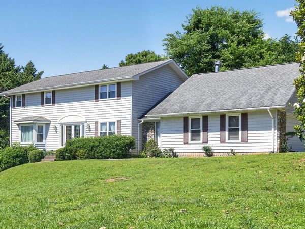 1921 Crystal Lake Ln , Hixson, TN 37343