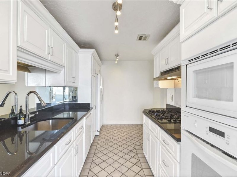 12900 Lake Avenue, Unit 1624, Lakewood, OH 44107 Photo 12