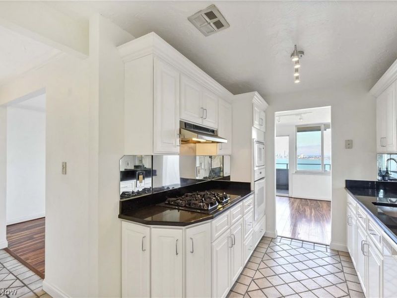 12900 Lake Avenue, Unit 1624, Lakewood, OH 44107 Photo 14