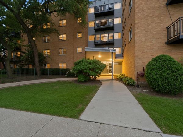 2501 W Bryn Mawr Avenue, Unit 102, Chicago, IL 60659