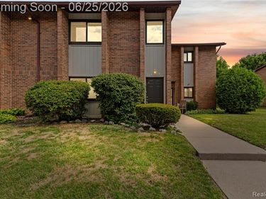 33693 Pondview Circle, Livonia, MI 48152