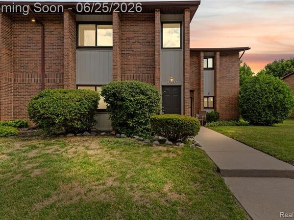 33693 Pondview Circle, Livonia, MI 48152