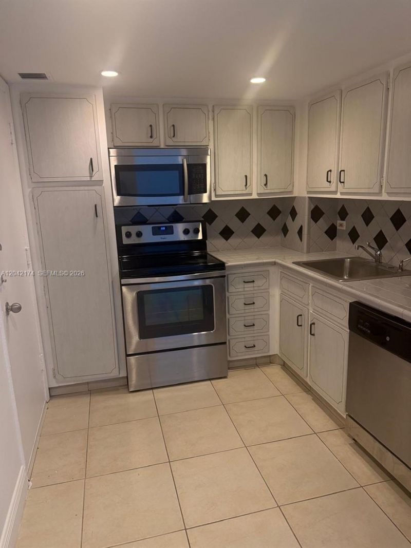5005 Collins Ave, Unit 1104, Miami Beach, FL 33140 Photo