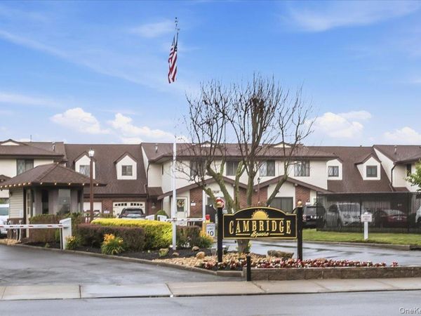 62 Cambridge Drive W, Copiague, NY 11726