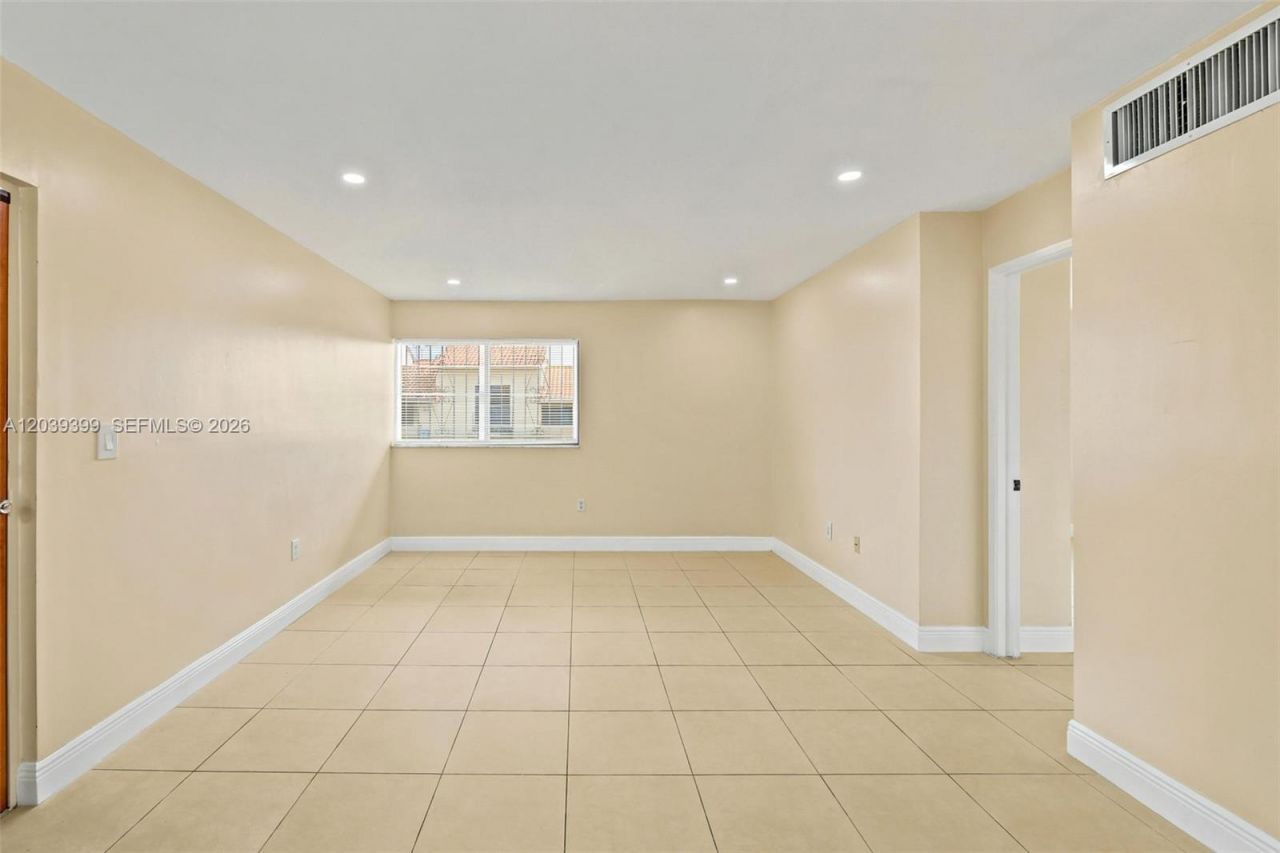 2730 W 61st Pl, Unit 201, Hialeah, FL 33016 Photo