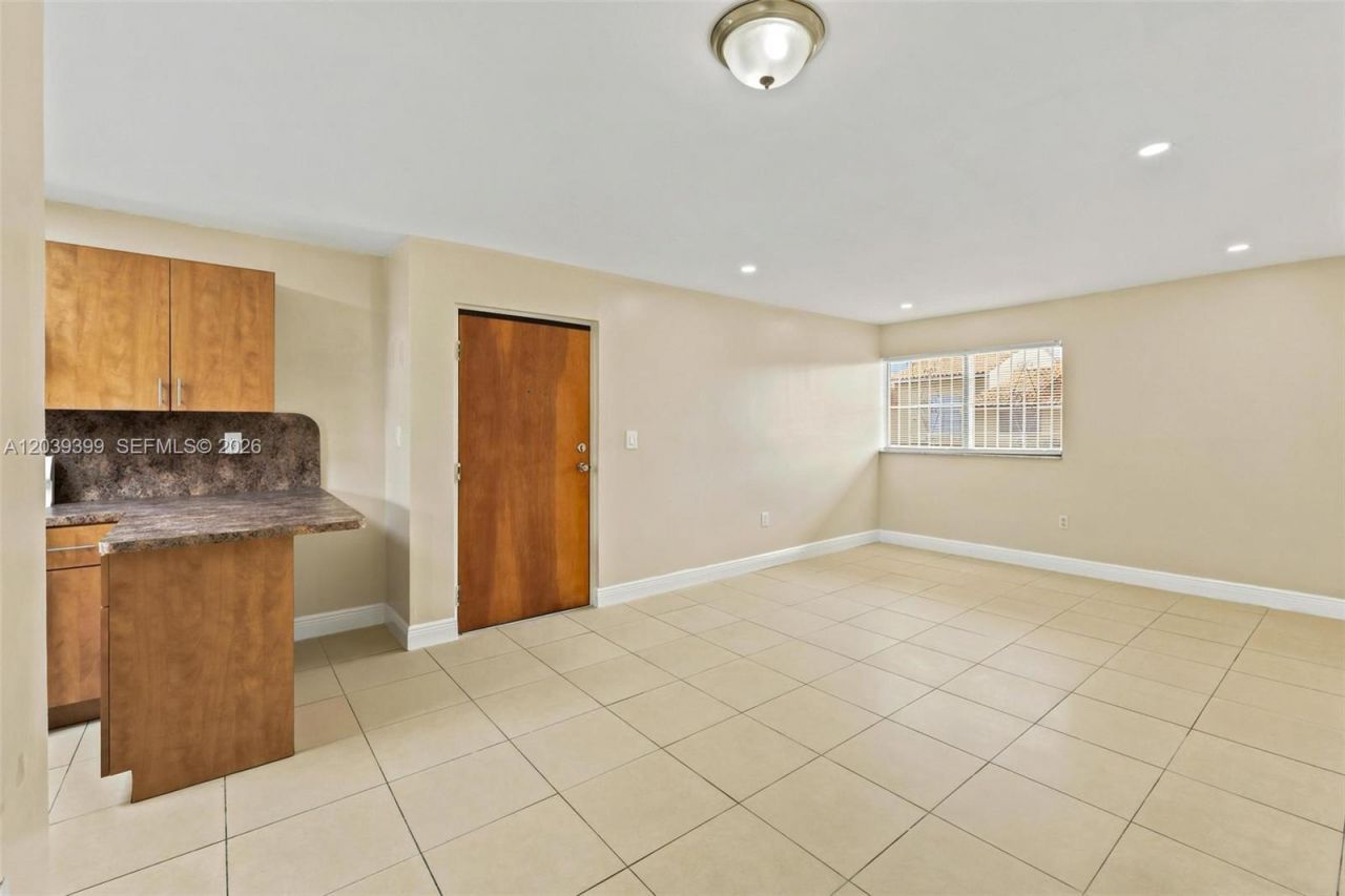2730 W 61st Pl , Unit 201, Hialeah, FL 33016 Photo