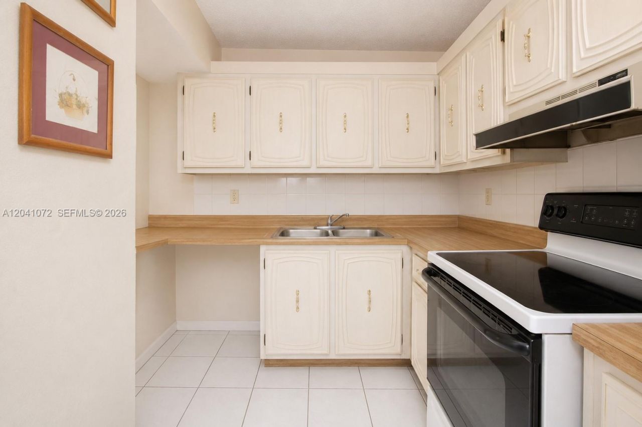 1975 W 44th Pl , Unit 310, Hialeah, FL 33012 Photo