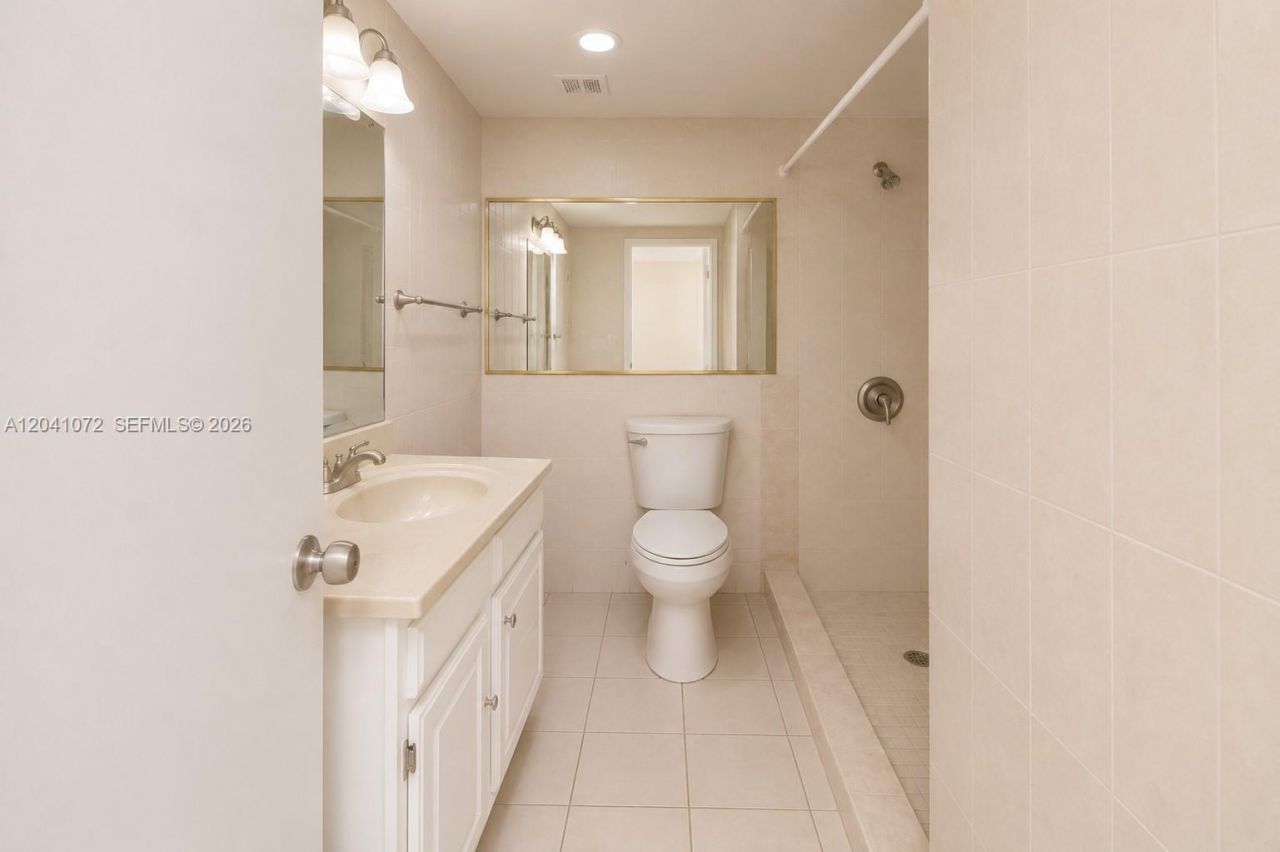 1975 W 44th Pl , Unit 310, Hialeah, FL 33012 Photo