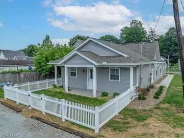 347 Ray Avenue NE, New Philadelphia, OH 44663