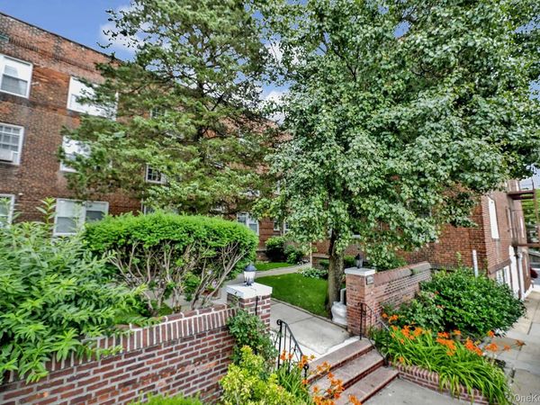 1 Ash place , Unit 2K, Great Neck Plaza, NY 11021