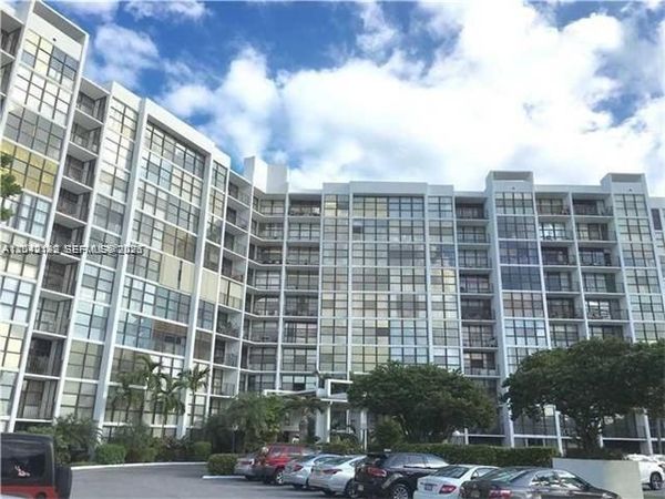 800 Parkview Dr, Unit 1018, Hallandale Beach, FL 33009
