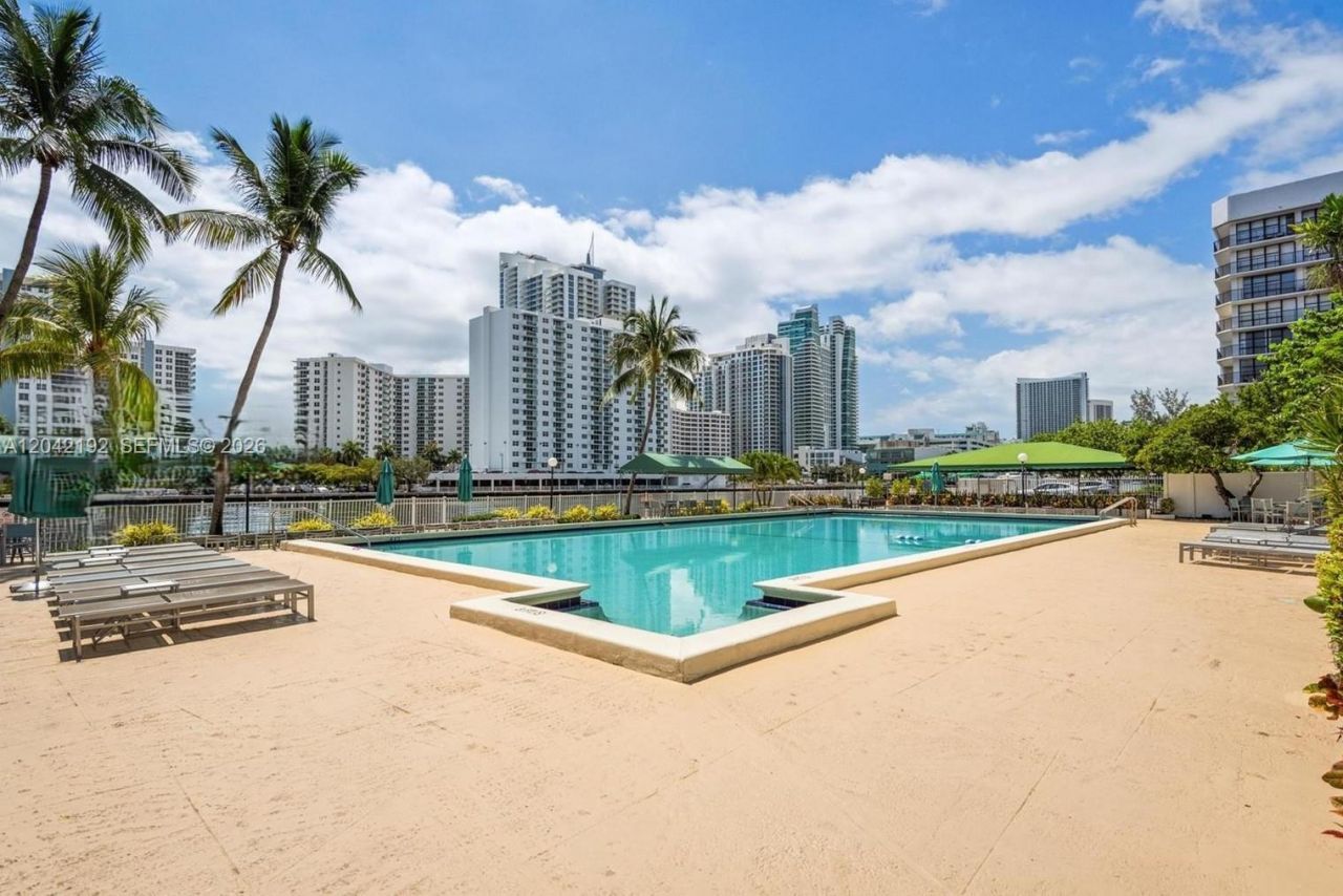 800 Parkview Dr, Unit 1018, Hallandale Beach, FL 33009 Photo