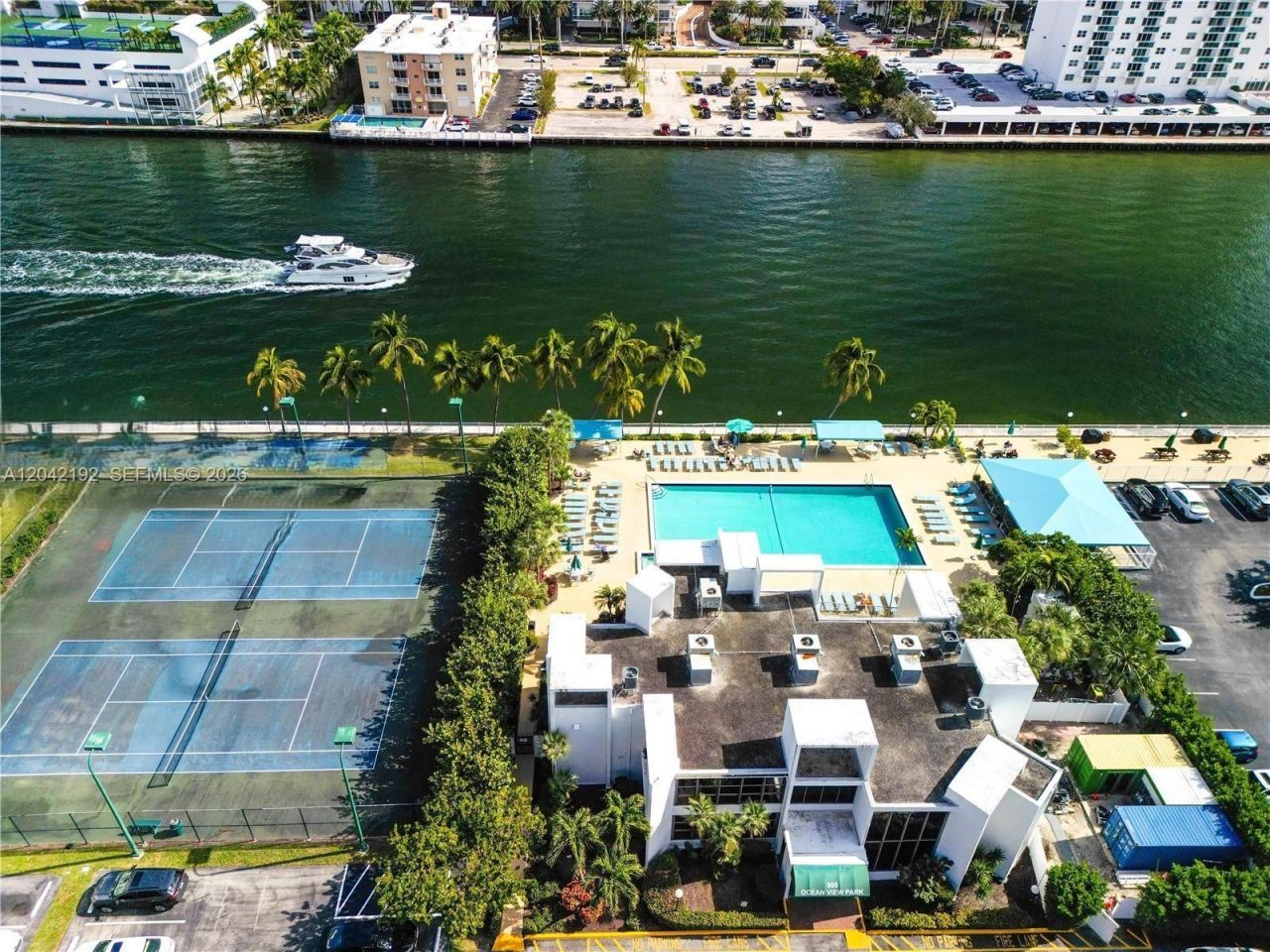800 Parkview Dr, Unit 1018, Hallandale Beach, FL 33009 Photo
