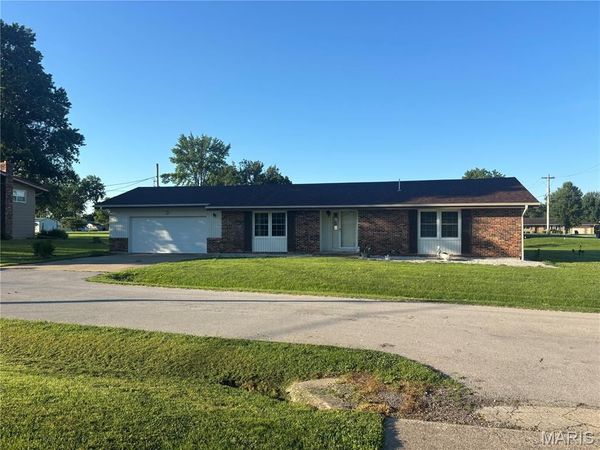 107 Charles Street , Shelbina, MO 63468