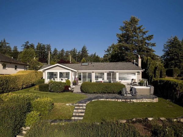 8585 Lochside Dr, North Saanich, BC V8L 1M5