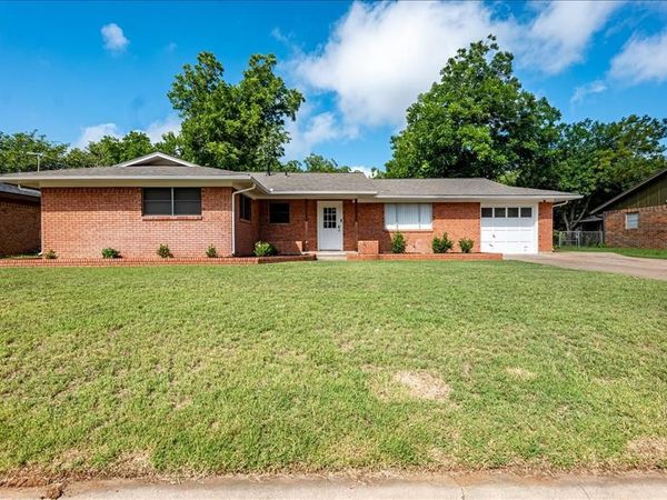 1762 N McCart Street , Stephenville, TX 76401