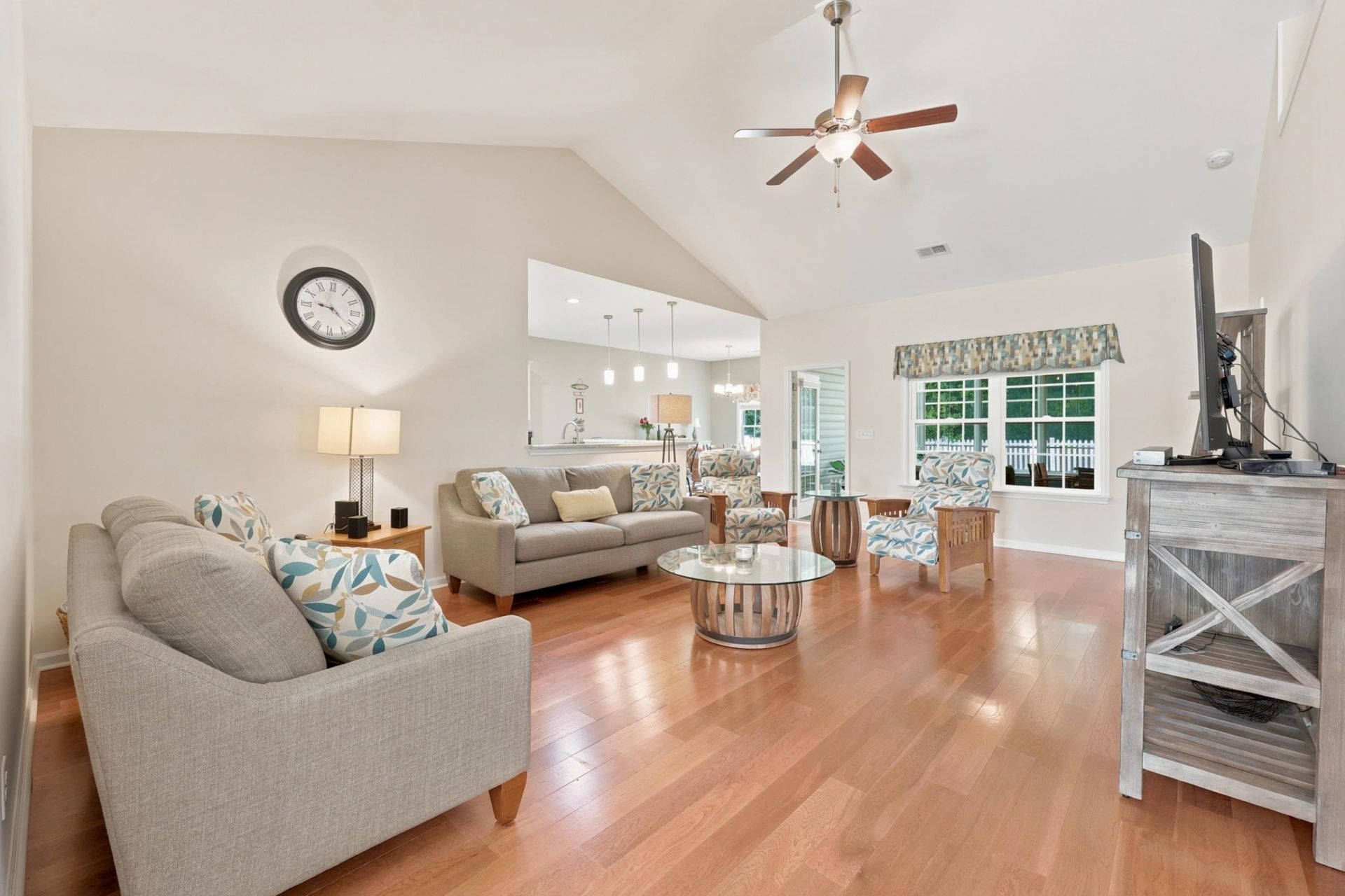 523 Trafalgar Ct. Photo 7