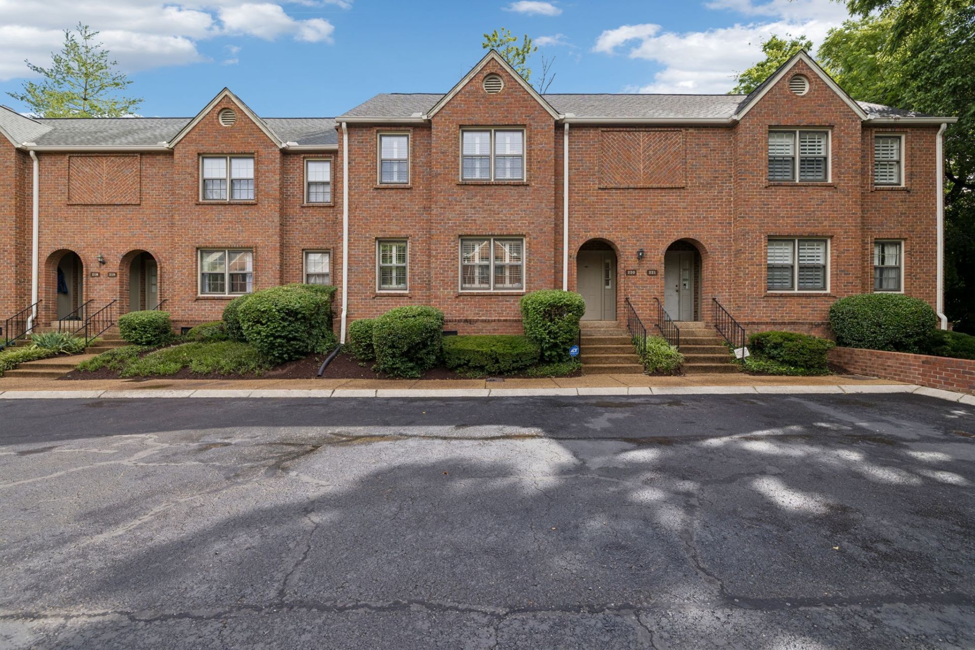 220 Westchase Dr, Nashville, TN 37205 Main Photo