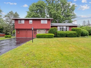 214 Colony Park Drive , Liverpool, NY 13088